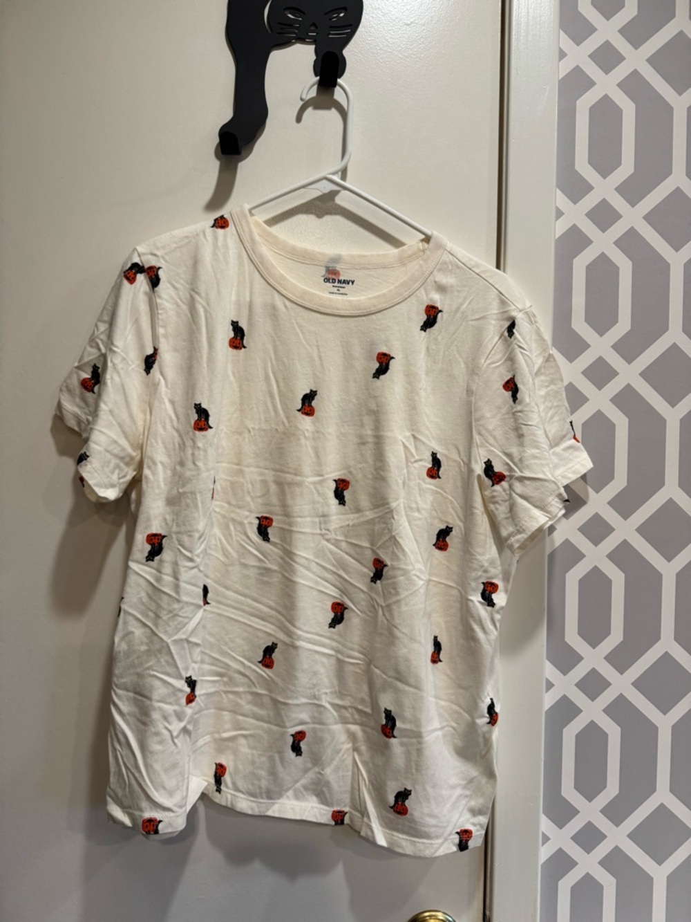 XL Old Navy Cream Tee with Black Cat atop Orange Pumpkin Pattern